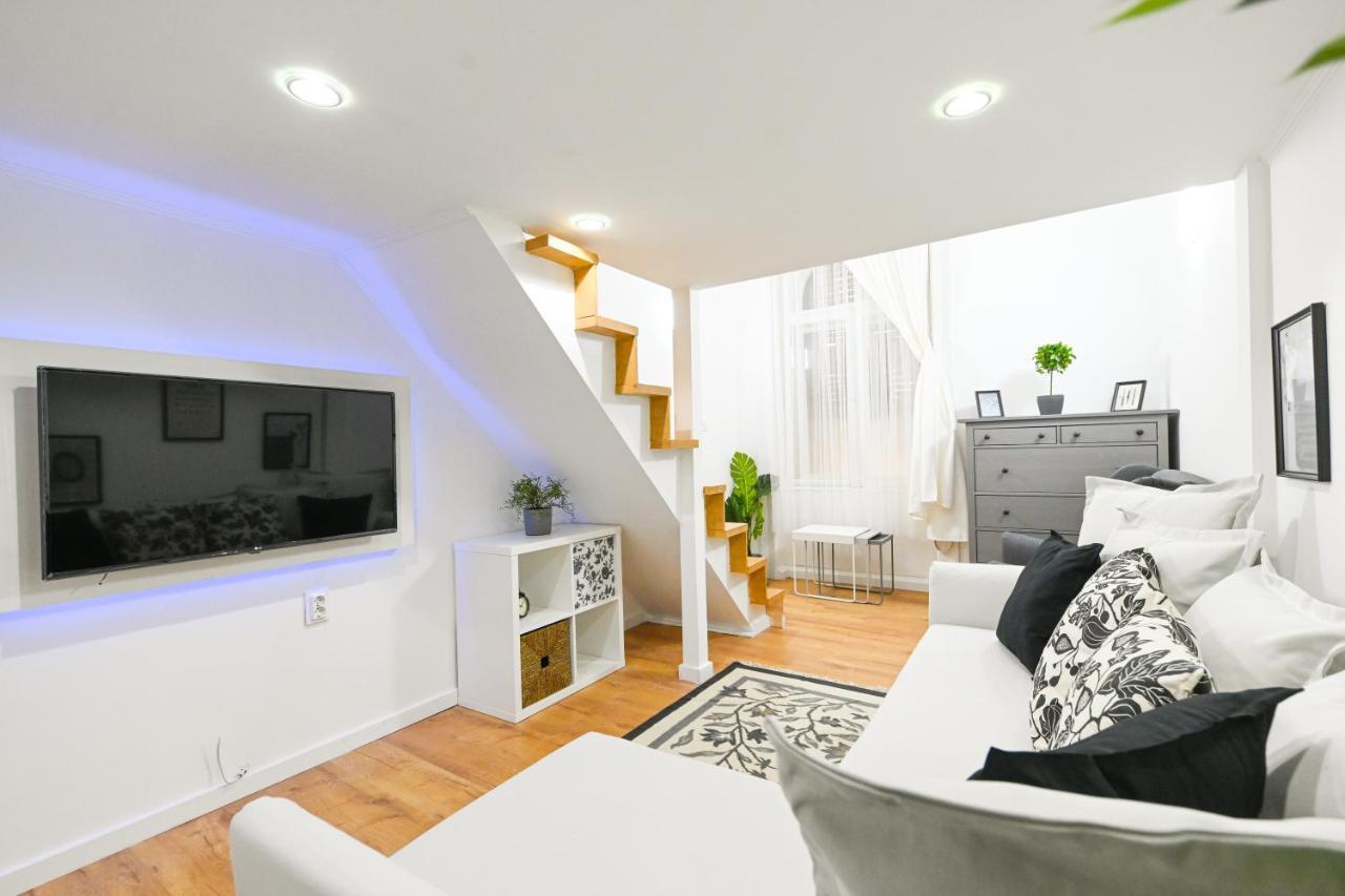 Charming Apartment In Damjanich Str., Lucas Budapeste Exterior foto